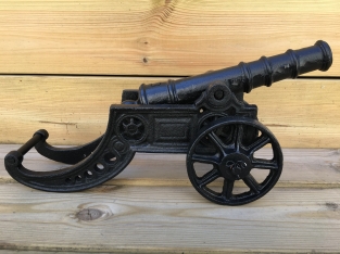 Schöne dekorative Kanone, Gusseisen schwarz